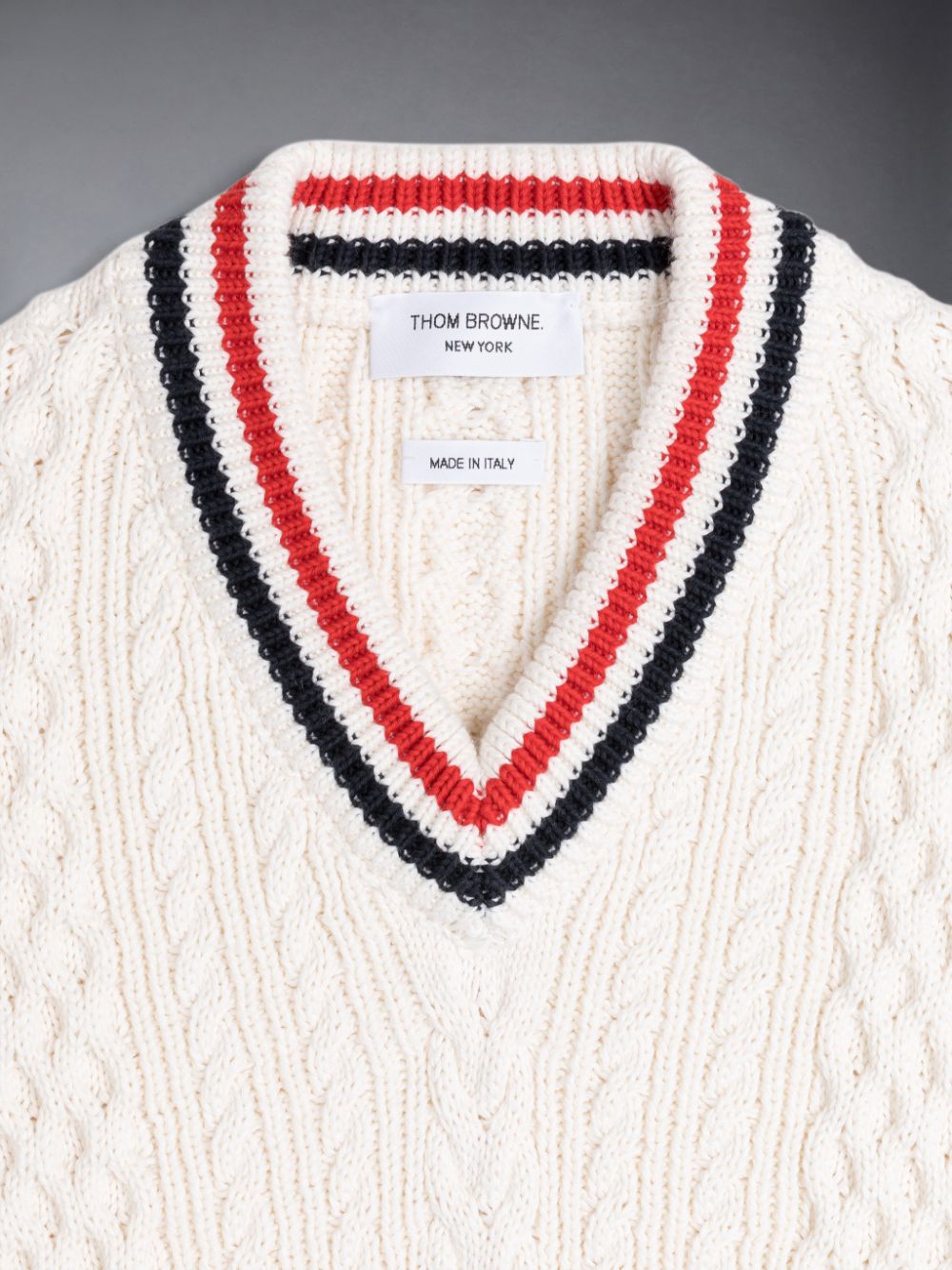 Thom Browne ARAN CABLE CRICKET STRIPE V-NECK Boys's Pullover White | VHT18X75917