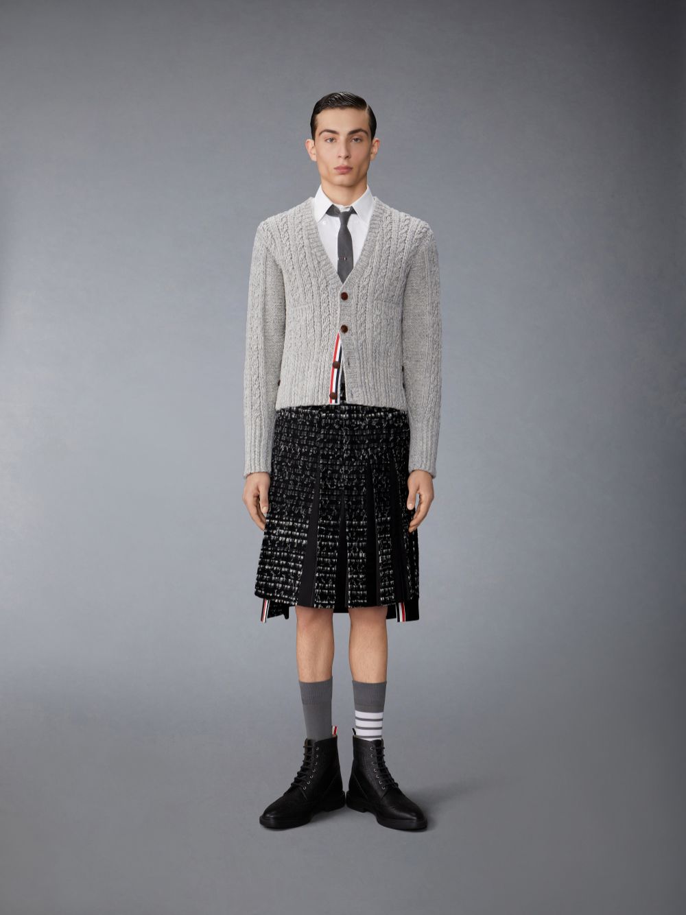 Thom Browne Irish Wool Handknit Cable Stitch Classic Men Cardigan Grey | BMM45J94133