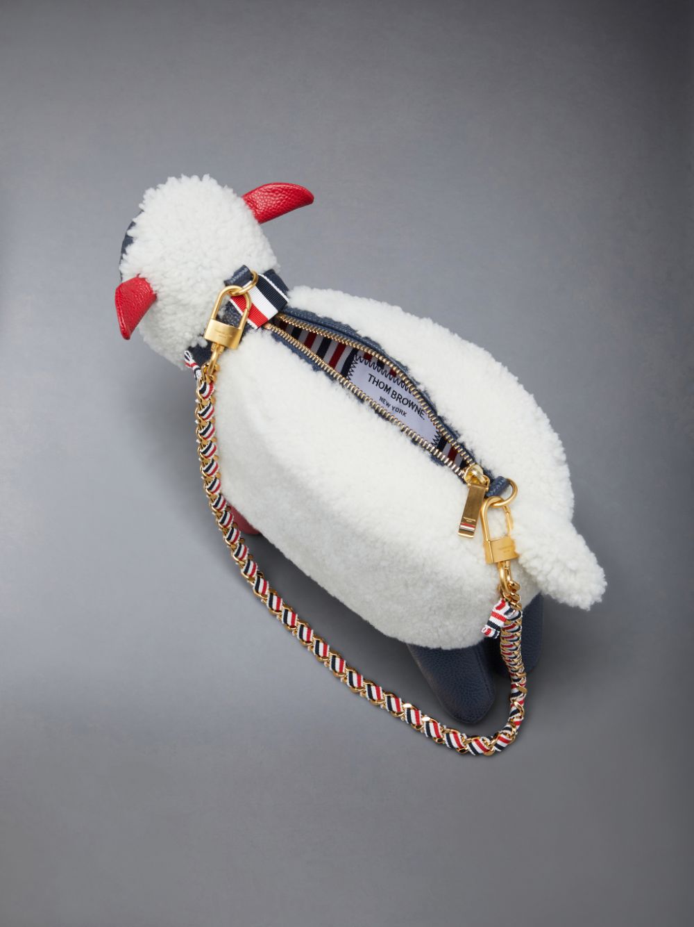 Thom Browne Small Sheep Chain in Shearling & Pebble Grain Women Crossbody Bags White | JUG15H02312